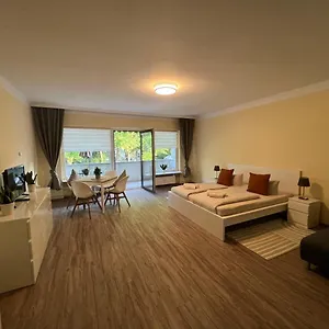 Apartment New Renovated And Near Centrum
